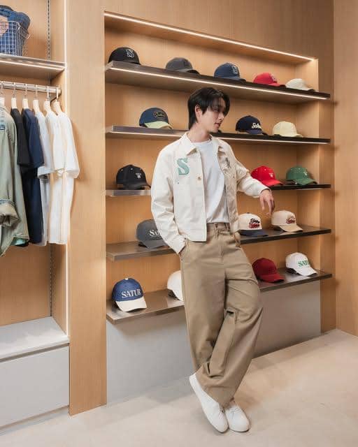 OOTD Pakai White Sneakers ala Est Supha