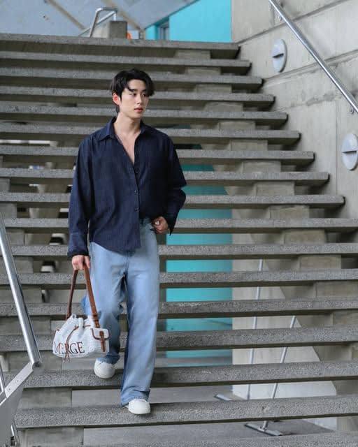 OOTD Pakai White Sneakers ala Est Supha