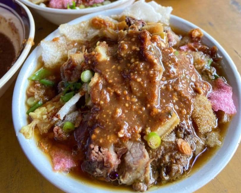 Soto sokaraja dengan saus kacang