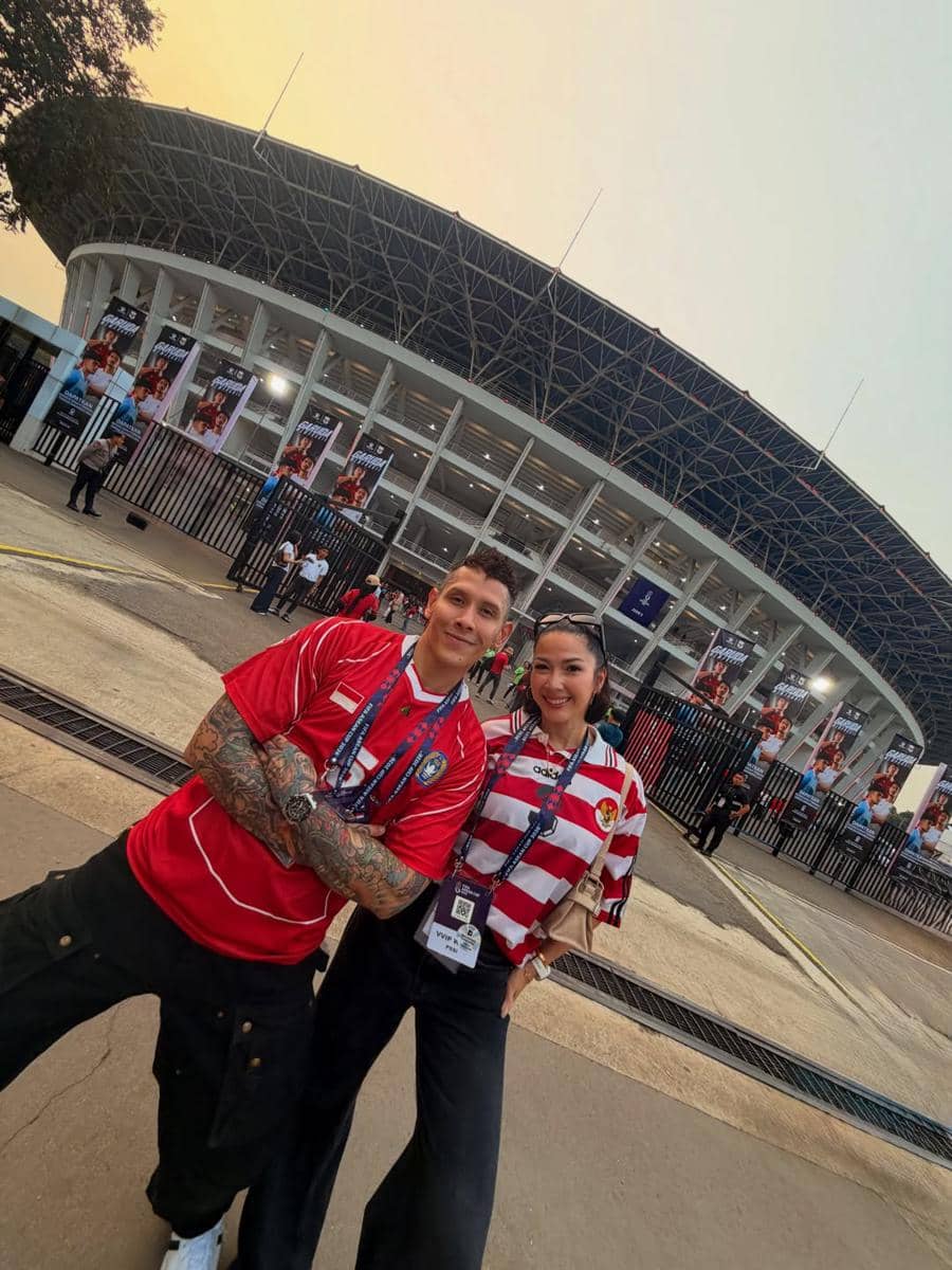 Sejumlah artis menyaksikan pertandingan Timnas Indonesia melawan Malaysia di Stadion Gelora Bung Karno, Jakarta.