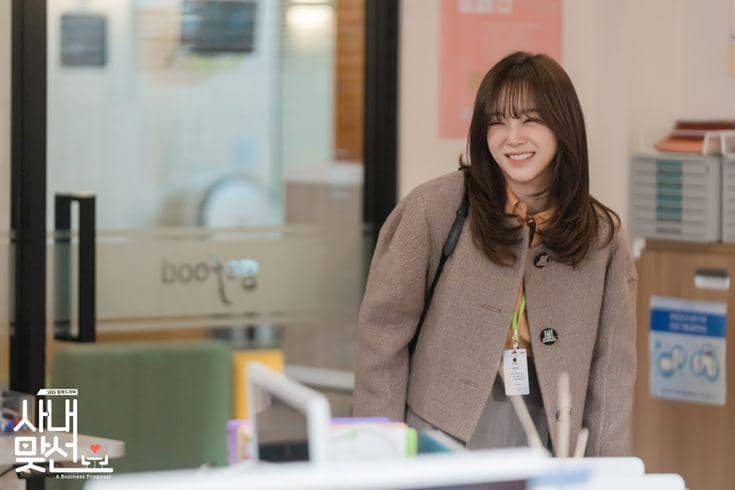 Aktris Kim Se Jeong tampil dalam salah satu adegan drama Korea Business Proposal yang diproduksi SBS.