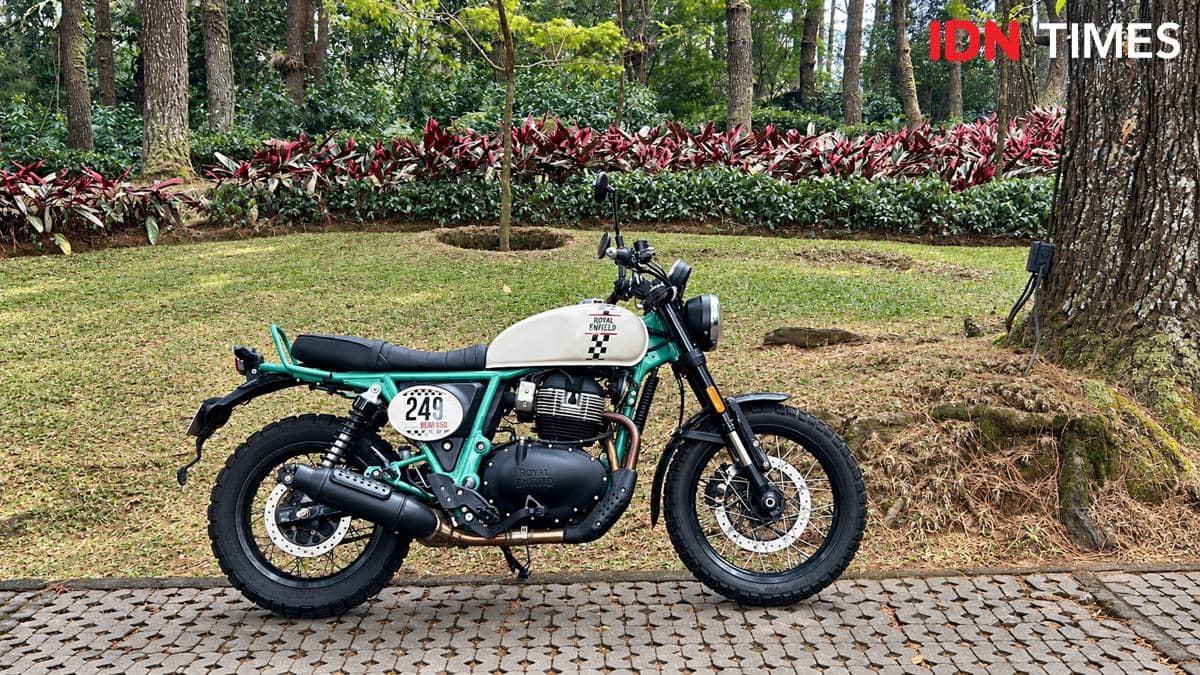 Sepeda motor dengan tampilan scrambler yang kuat, menghadirkan desain khas bergaya tangguh dan berkarakter.