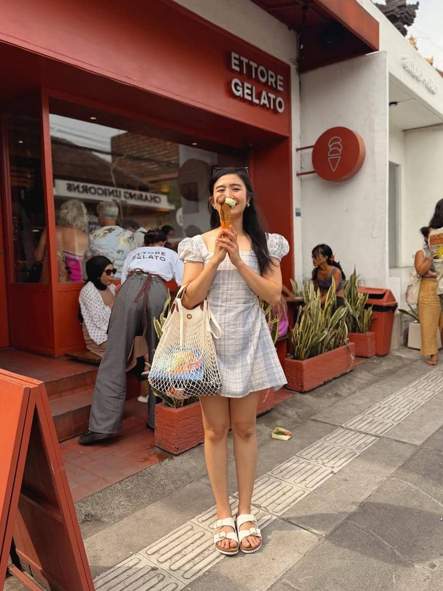referensi outfit dengan mini dress ala Febby Rastanty