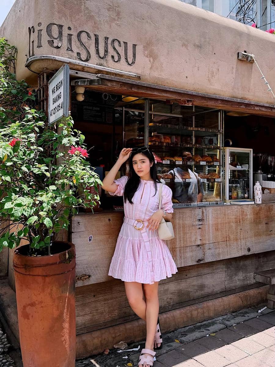 referensi outfit dengan mini dress ala Febby Rastanty