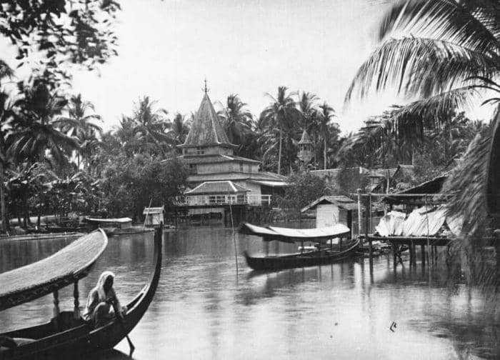 Pemandangan Masjid Sultan Suriansyah pada awal abad ke-20.
