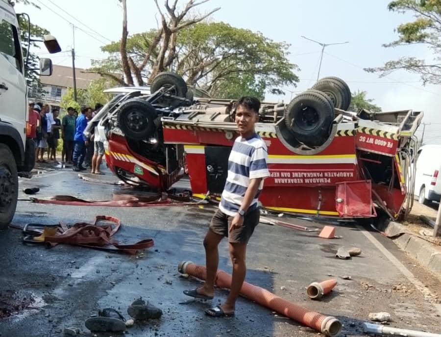 Mobil Damkar Terbalik di Pangkep, 2 Petugas Tewas dan 5 Luka-Luka
