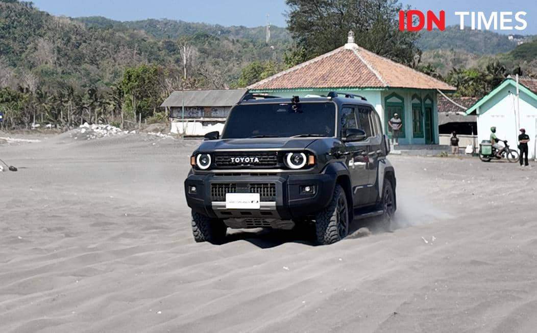 Toyota Land Cruiser FJ, SUV yang diposisikan untuk mengisi celah antara Fortuner dan lini Land Cruiser lainnya.