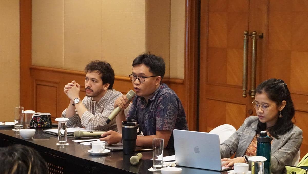 Peneliti Transdisciplinary Institute Muhammad Irsyad Hawari, S.E.,M.A sedang memaparkan paparan tentang cukai rokok dalam agenda media brief
