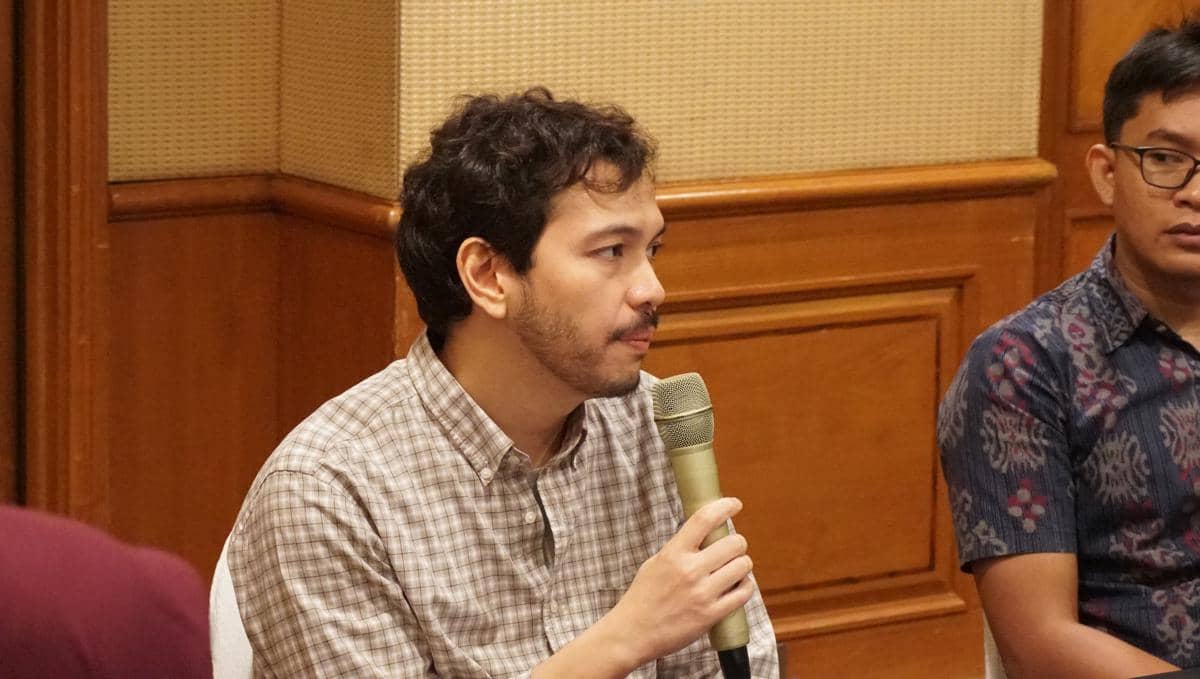 Health Economist CISDI M Zulfiqar Firdaus sedang memaparkan dampak penambahan lapisan tarif (layer) cukai rokok terhadap penerimaan negara d