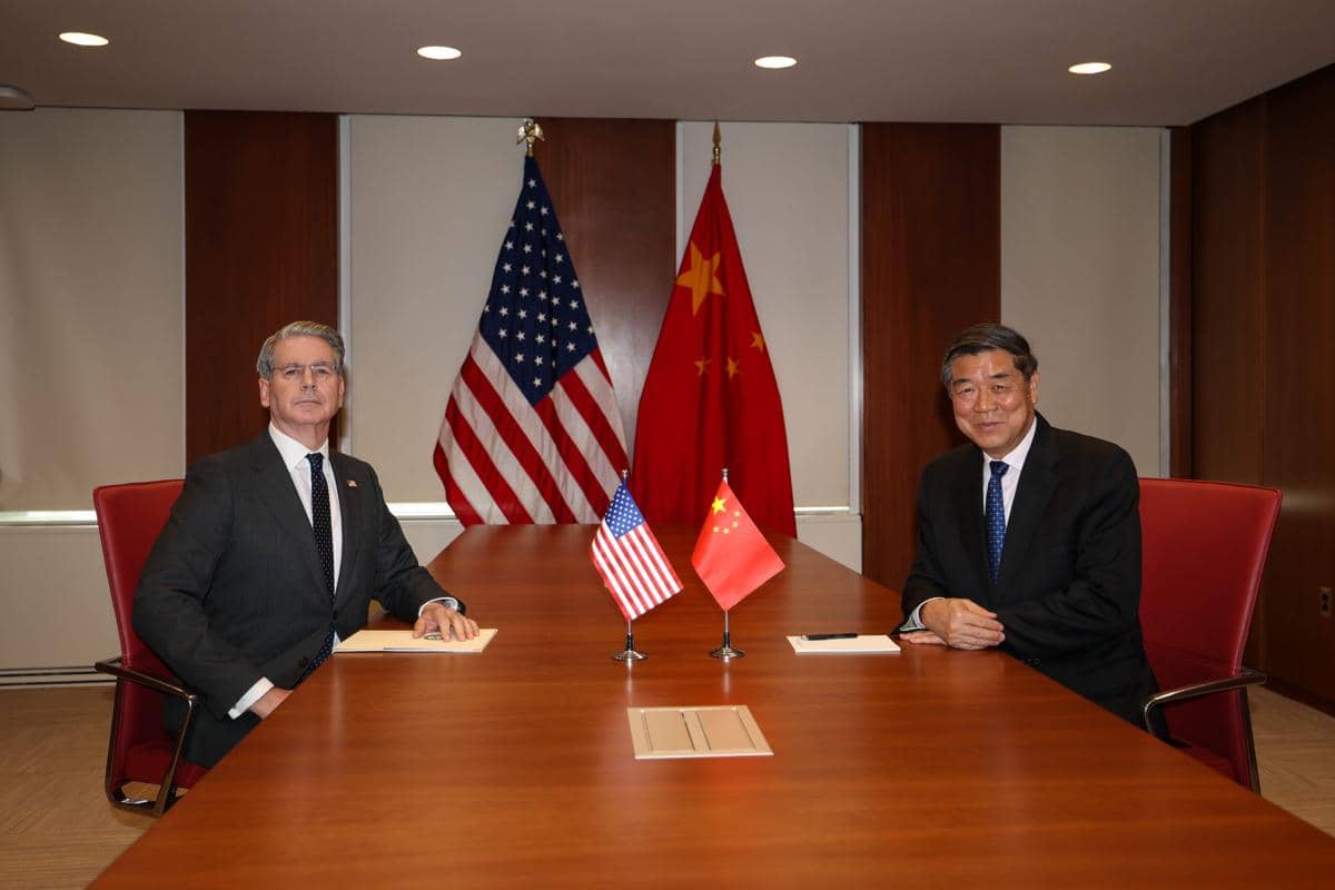 Menteri Keuangan AS Scott Bessent dan Wakil Perdana Menteri China He Lifeng (kanan) saat mengadakan diskusi substantif tentang hubungan ekonomi AS-China di New York, pada 23 September 2026. (x.com/SecScottBessent)