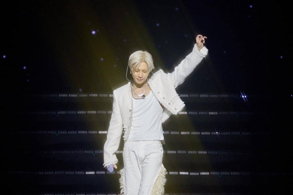 Potret Taemin dalam bidikan close-up yang berfokus pada wajah serta ekspresinya sebagai subjek utama foto.