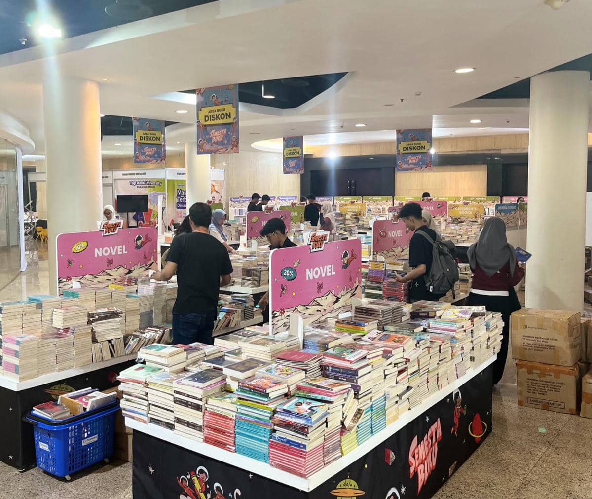 Even Semesta Buku Palembang di Gramedia World Palembang Burlian 