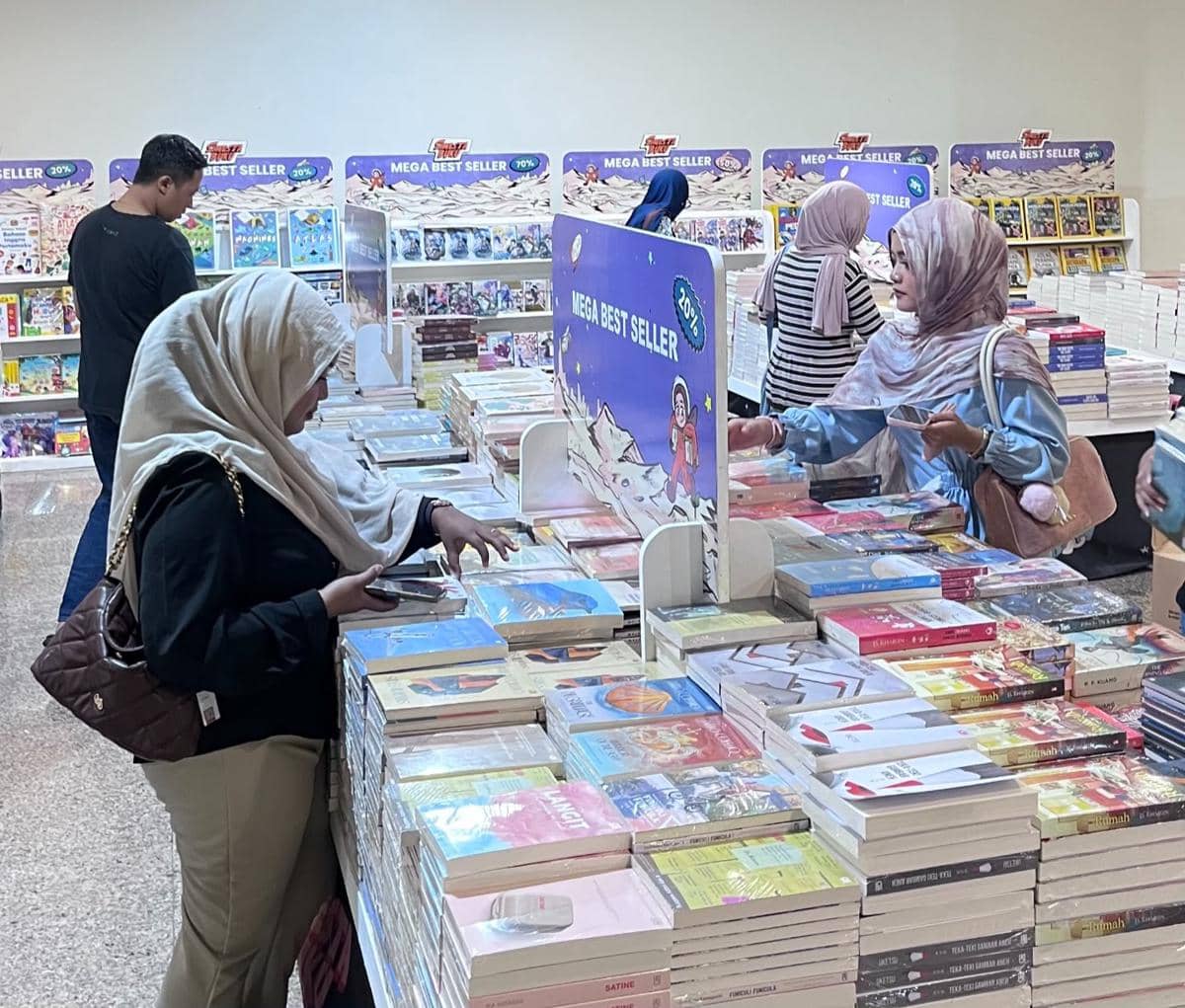 Even Semesta Buku Palembang di Gramedia World Palembang Burlian 