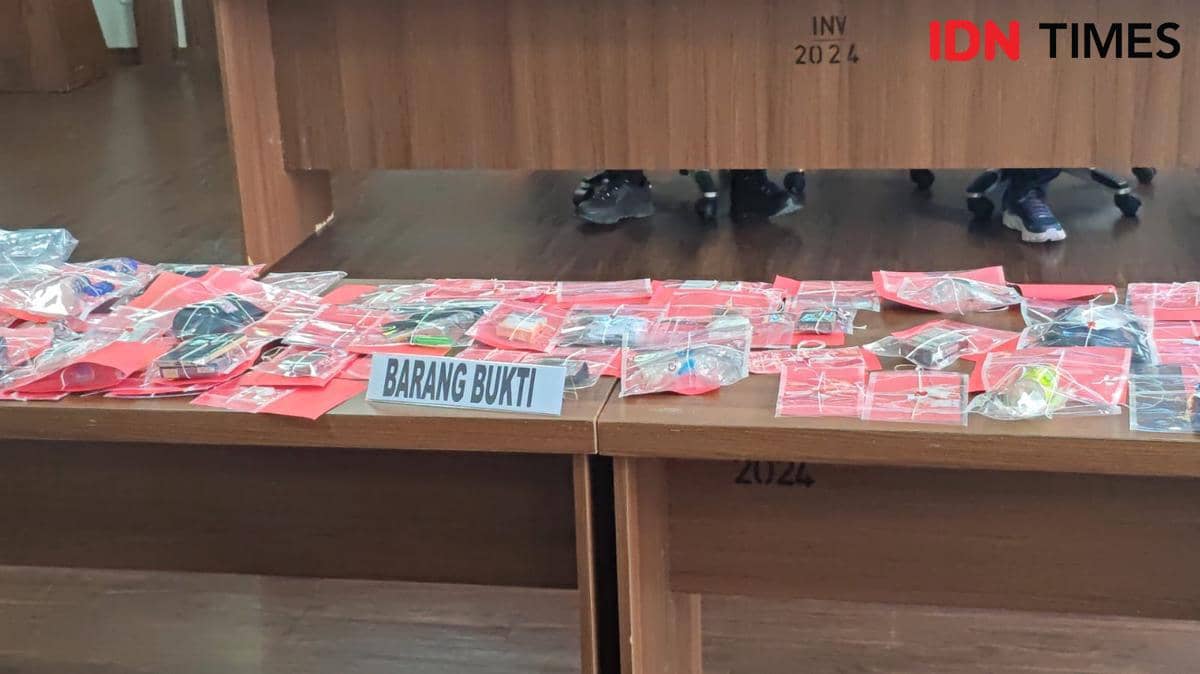 Barang bukti operasi krakatau 2026 oleh Polresta Bandar Lampung. (IDN Times/Muhaimin) 