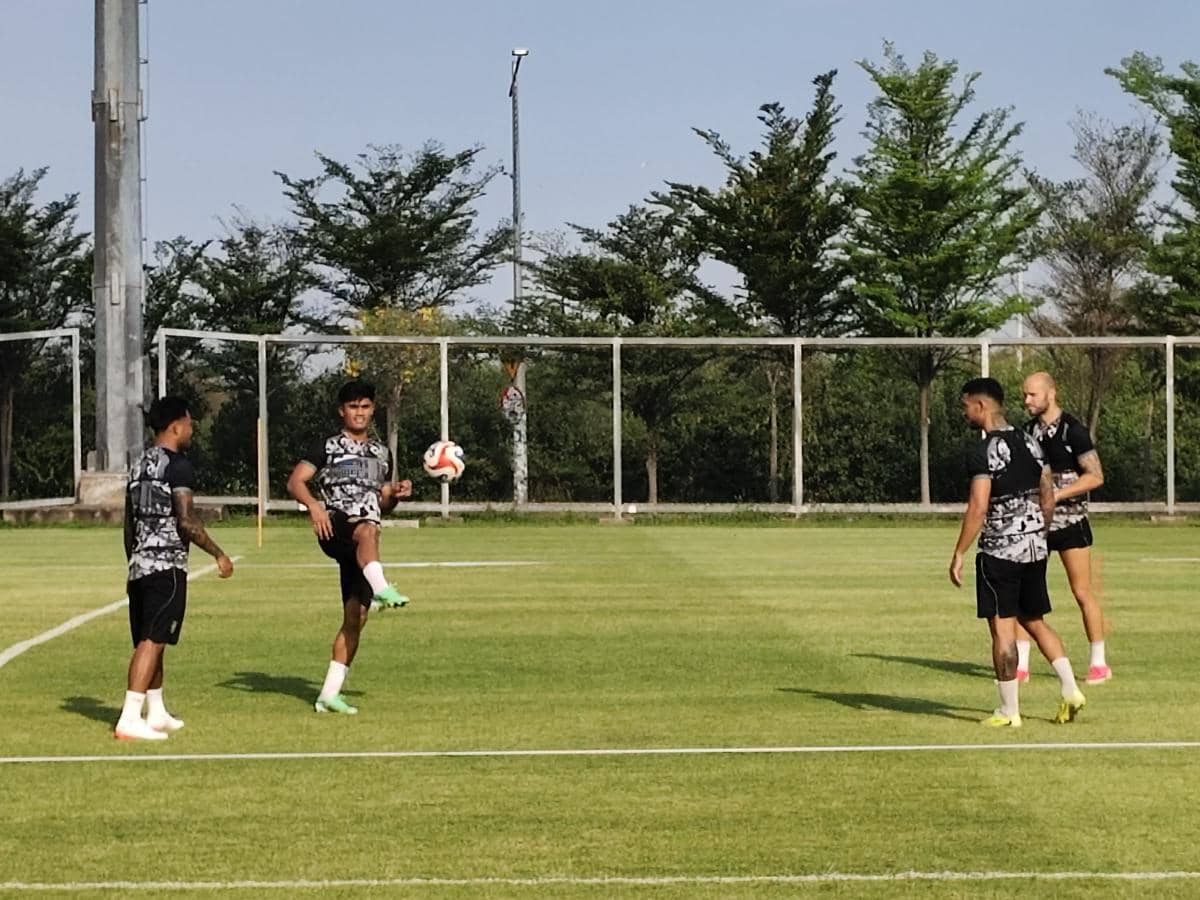 Latihan Lagi, Persebaya Siapkan Pemain Muda, Rivera Masih Cedera?
