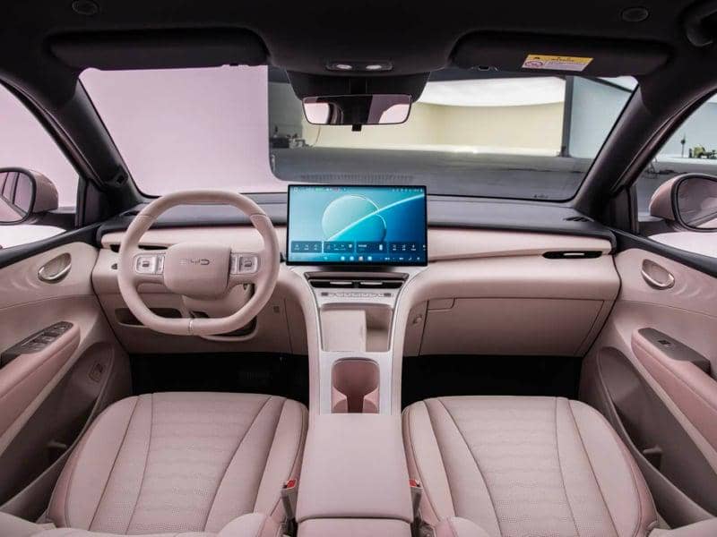 Kabin BYD Seagull atau Atto 1 terbaru dengan setir multifungsi, layar sentuh tengah, panel instrumen digital, dan jok depan.