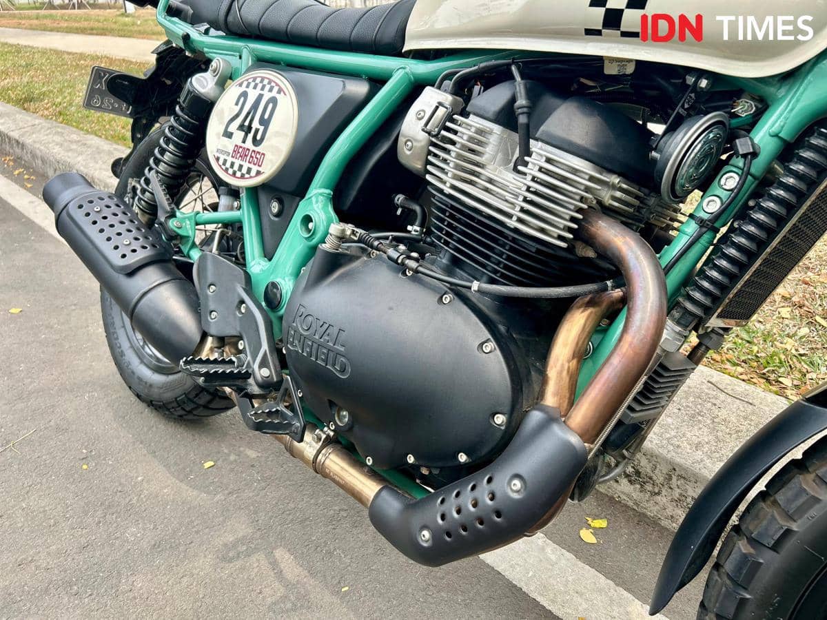 Mesin sepeda motor Bear 650 terlihat dari sisi kanan, dikelilingi rangka, pipa knalpot, dan komponen kendaraan.