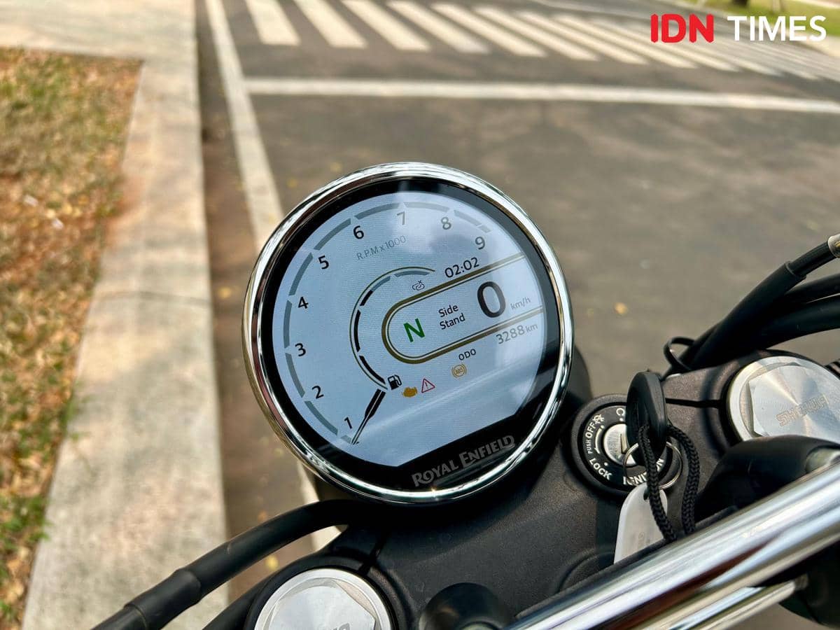 Panel instrumen sepeda motor Royal Enfield Bear 650 dengan layar digital dan indikator yang tersusun di bagian setang.