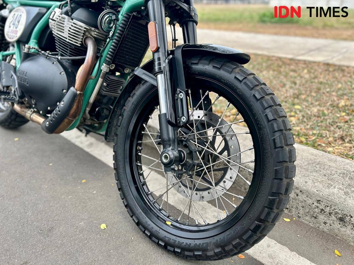 Roda depan dan suspensi motor Bear 650 terlihat dari sisi samping, dengan ban, cakram rem, jari-jari roda, serta garpu depan.