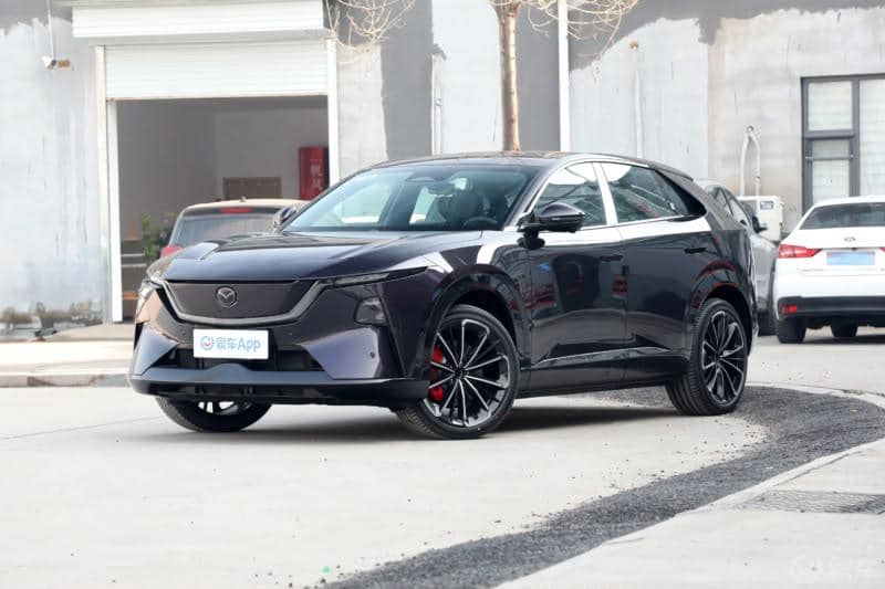 Mazda CX-6e terlihat dari sudut depan, menonjolkan desain eksterior modern dan tampilan khas kendaraan Mazda.