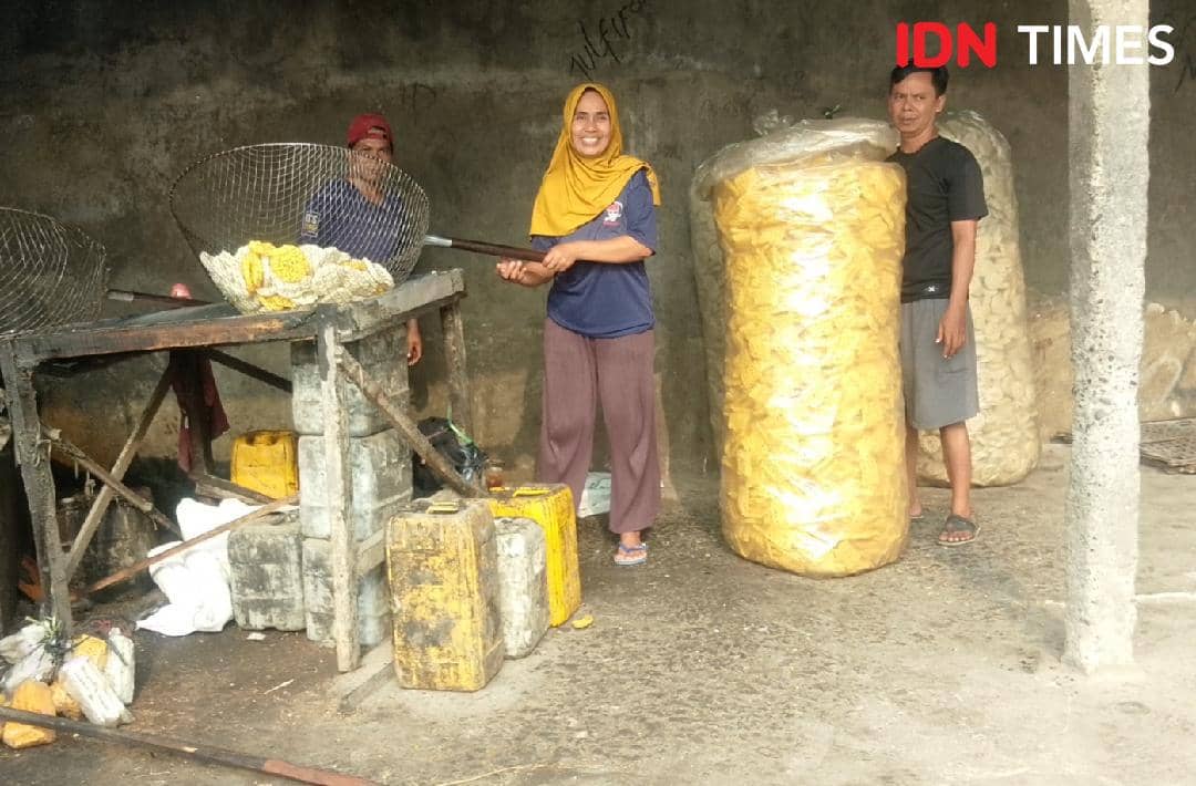 Kayah berdiri di tengah hasil usahanya yang dikerjakan bersama 10 karyawan saat menghadapi kenaikan harga bahan baku.