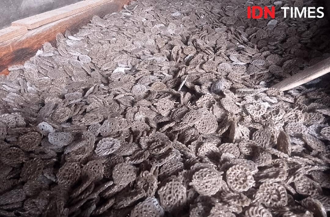 Krupuk rasa cokelat buatan Kayah dan keluarganya tersusun di wadah, siap digoreng pada 28 September 2026.