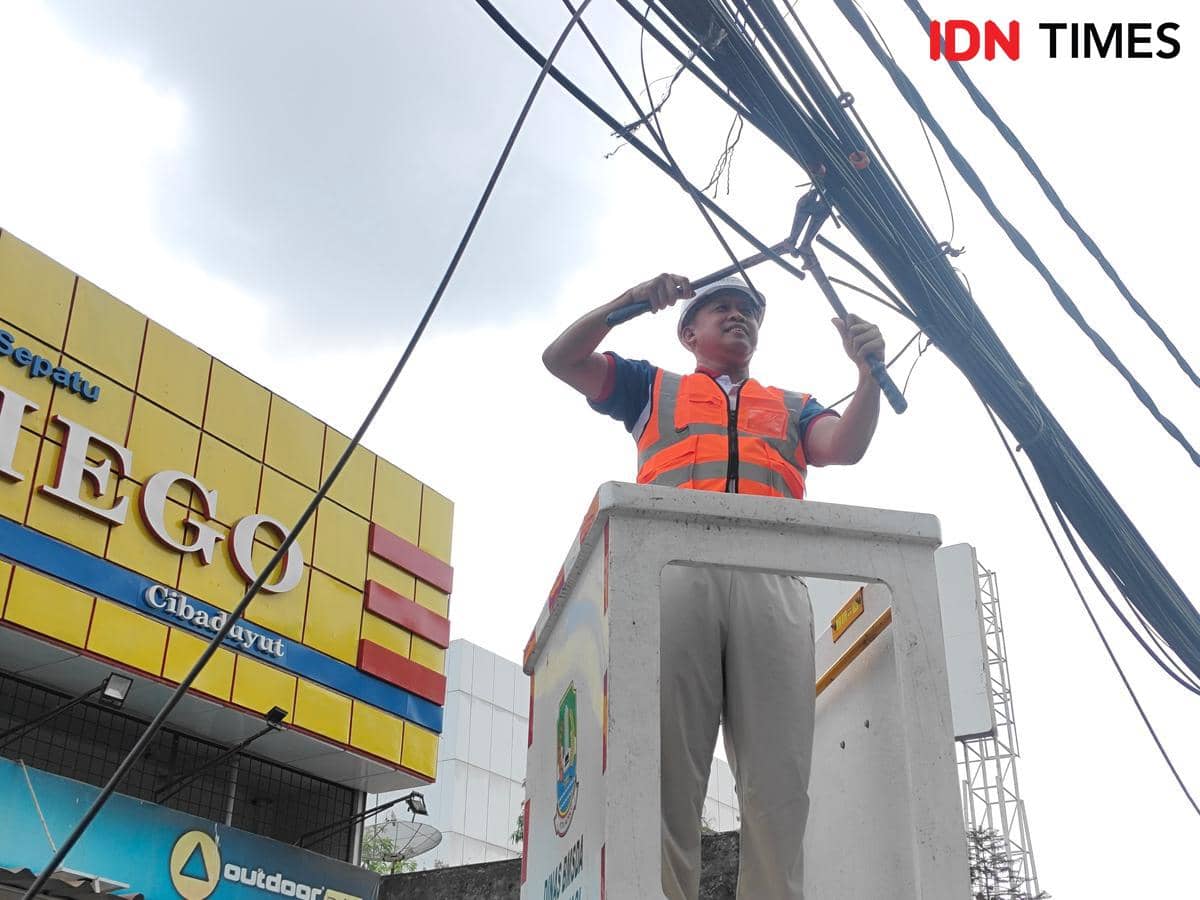 Wali Kota Bekasi Turun Langsung Potong Kabel Optik Semrawut