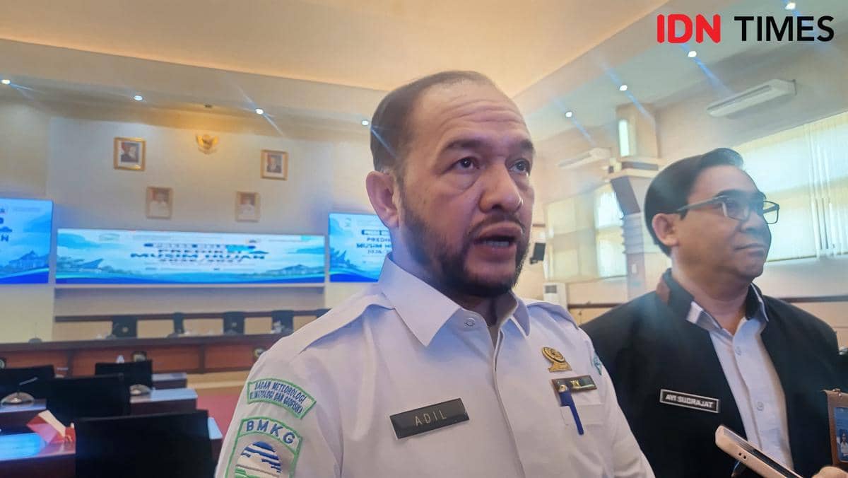 Kepala BBMKG Wilayah IV Makassar, Nasrol Adil, dalam dokumentasi yang dipotret Asrhawi Muin untuk IDN Times.