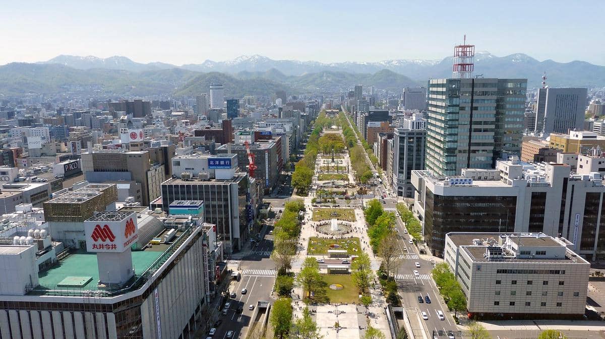 Pemandangan Odori Park di Sapporo, Jepang, dalam potret yang diabadikan dari area taman kota.