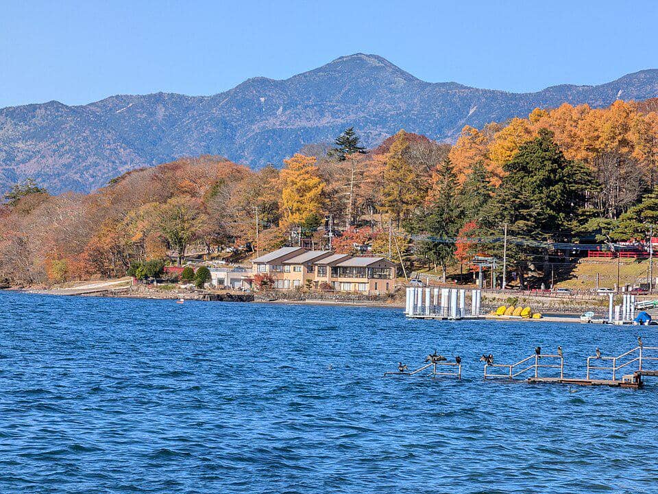 Danau Chuzenji di Taman Nasional Nikko terbentang tenang dengan perbukitan dan pegunungan di sekelilingnya.