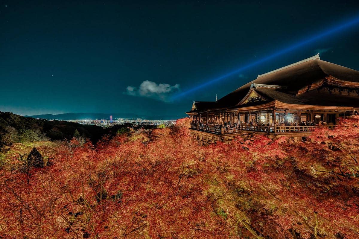 Pemandangan Kuil Kiyomizu-dera di Kyoto, Jepang, dengan arsitektur kayu tradisional dan area sekitarnya.