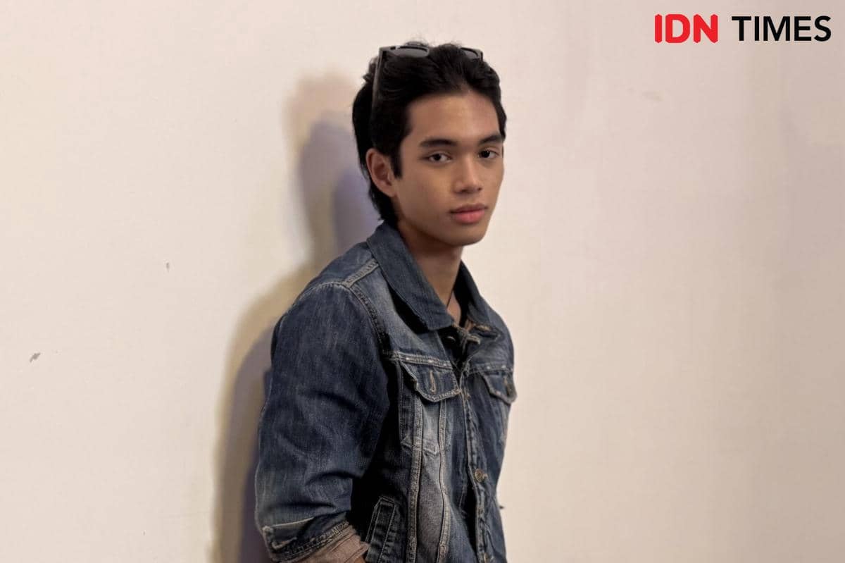 Albian, anggota grup SEEN, berpose untuk potret dalam dokumentasi IDN Times karya Elizabeth Chiquita.