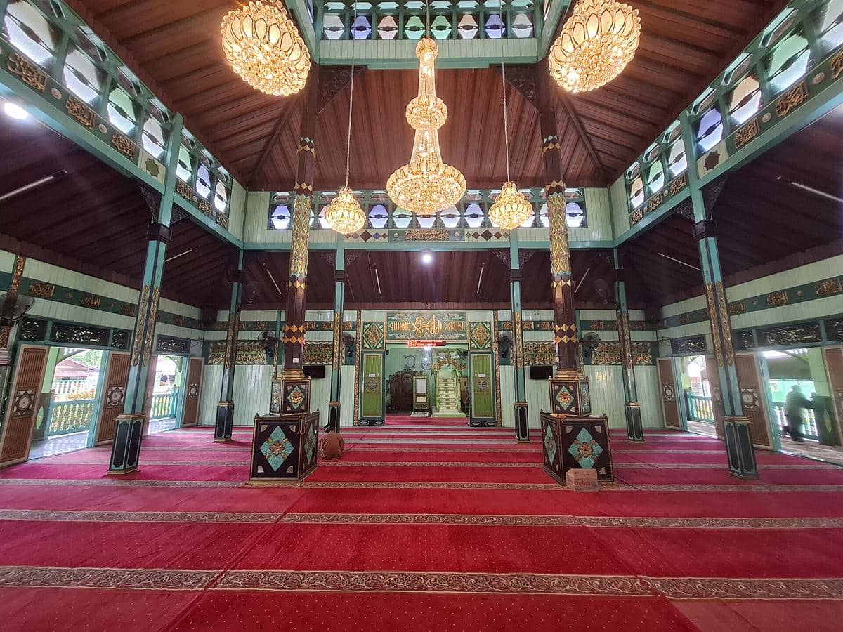Pemandangan aula salat di dalam Masjid Sultan Suriansyah yang menampilkan mihrab dan mimbar.