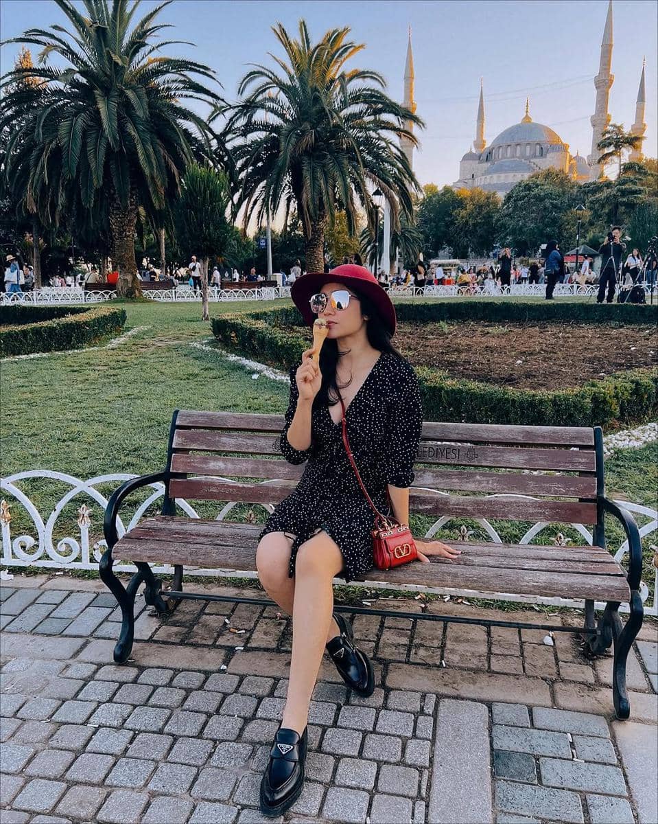 referensi outfit dengan mini dress ala Febby Rastanty