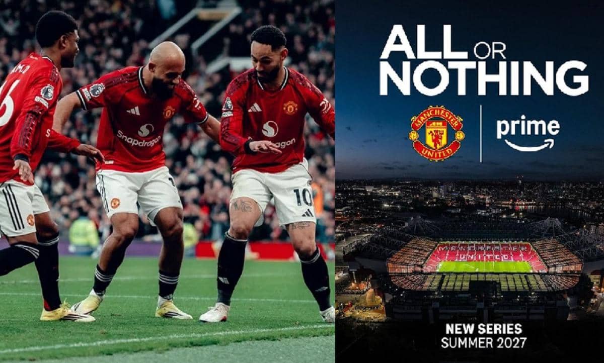 Kolase potret pemain Manchester United dengan poster resmi dokumenter All or Nothing: Manchester United.