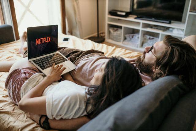 ilustrasi menonton film di platform streaming (Pexels.com/Anastasia Shuraeva)