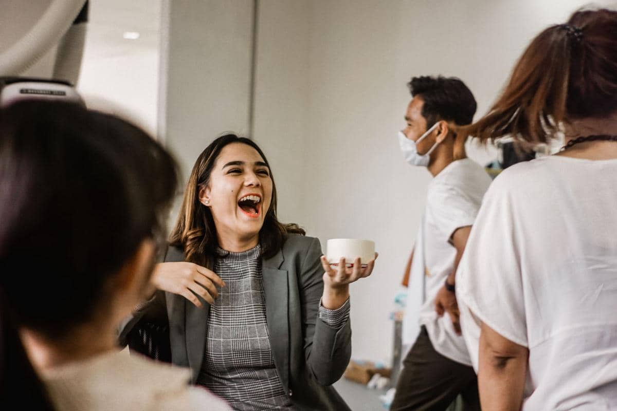 Seorang perempuan tertawa lepas dengan ekspresi bahagia dalam ilustrasi, karya BSM Rental di Pexels.