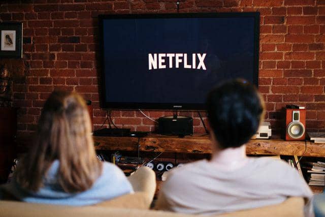 ilustrasi menonton film di platform streaming (Pexels.com/cottonbro studio)