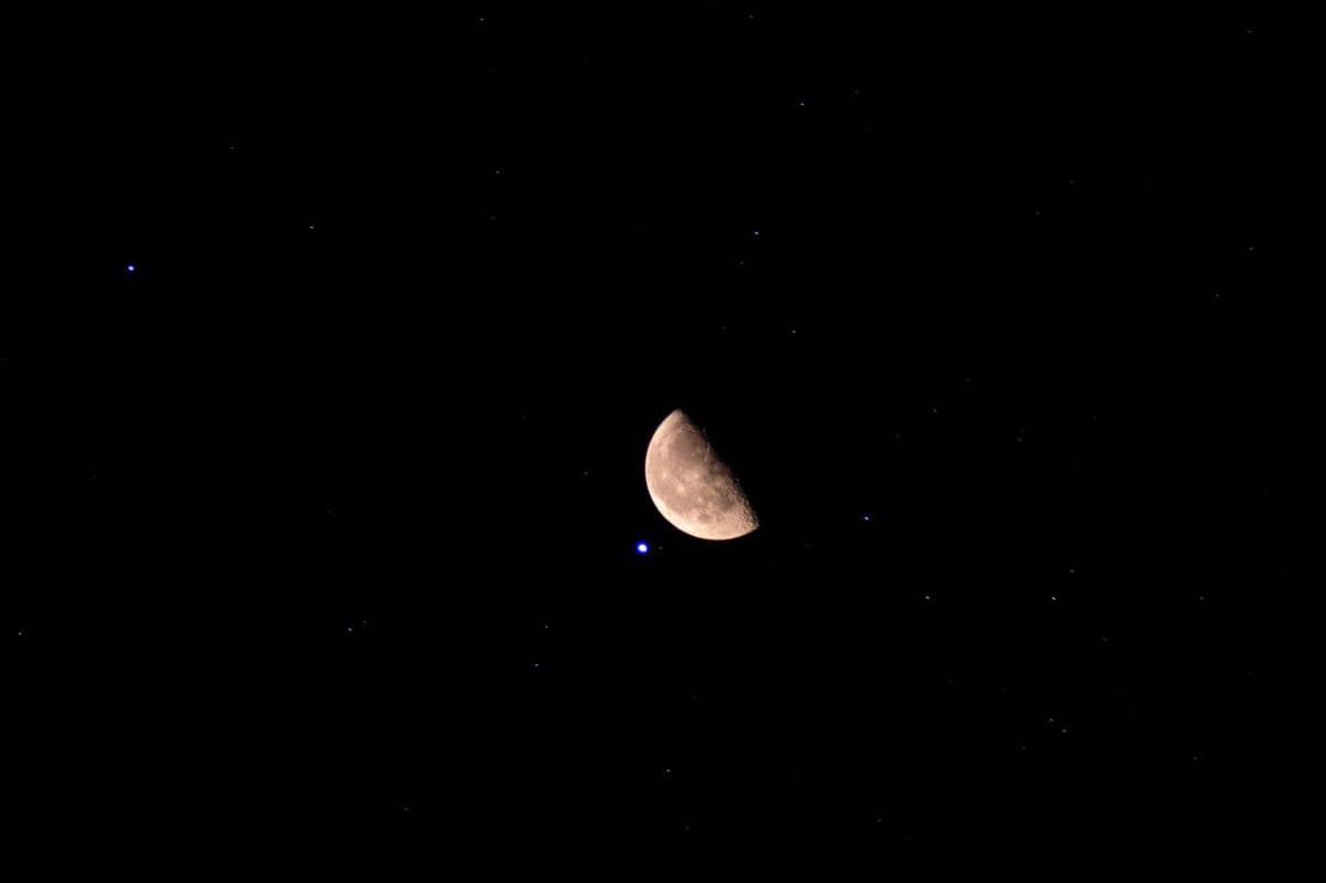 ilustrasi Bulan dan Pleiades jika diamati dari Bumi