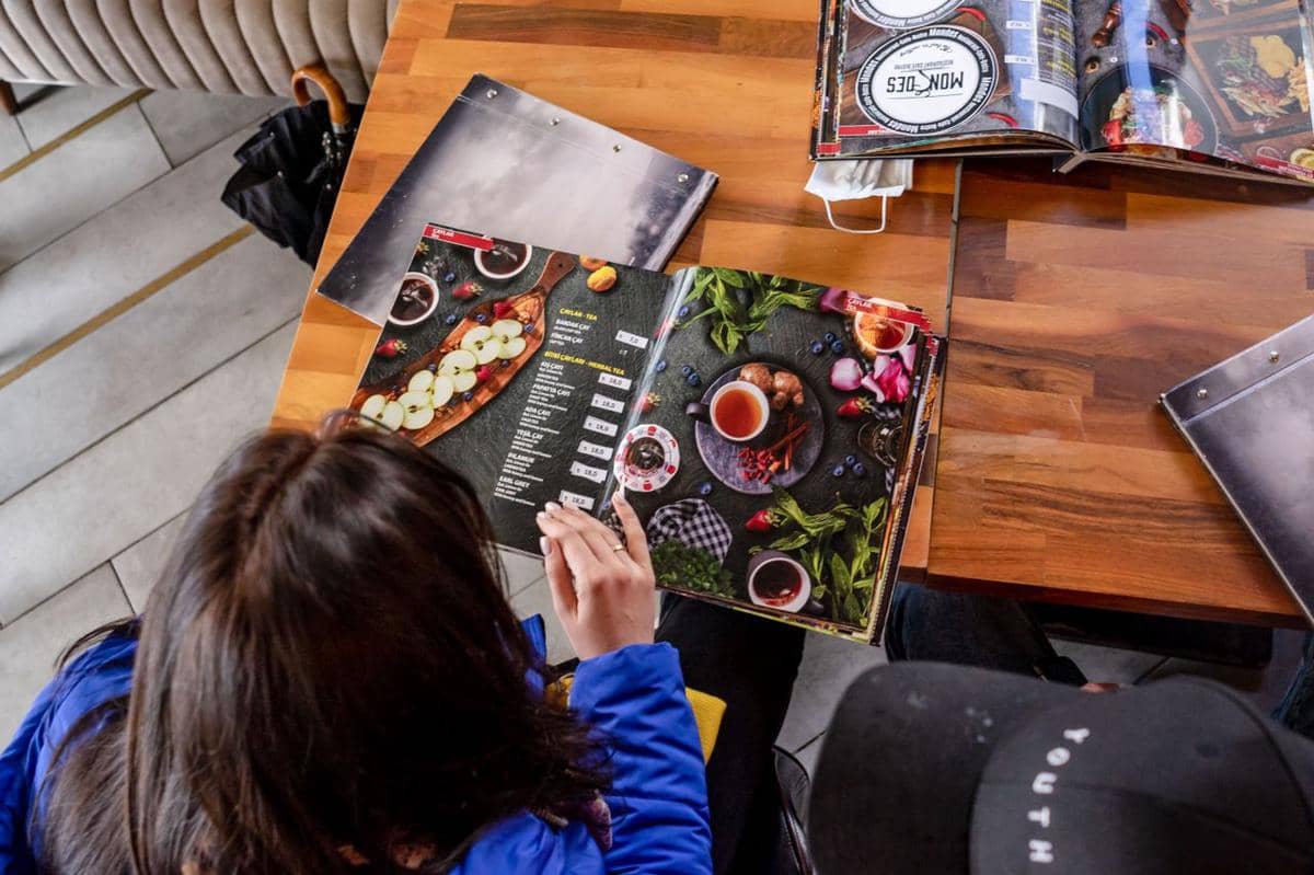 5 Alasan Restoran Menampilkan Foto Makanan Hanya pada Menu Tertentu