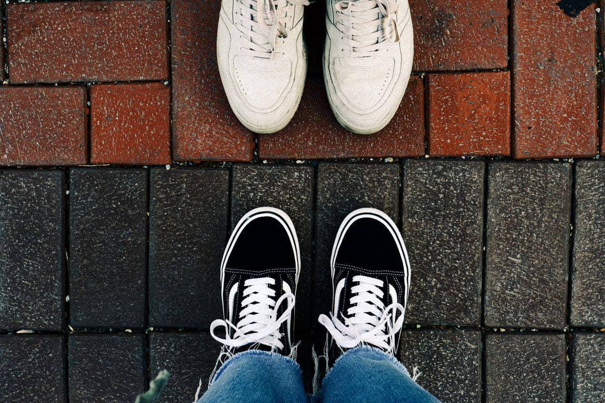 5 Cara Memilih Sneakers dengan Bantalan Terbaik, Anti Pegal!