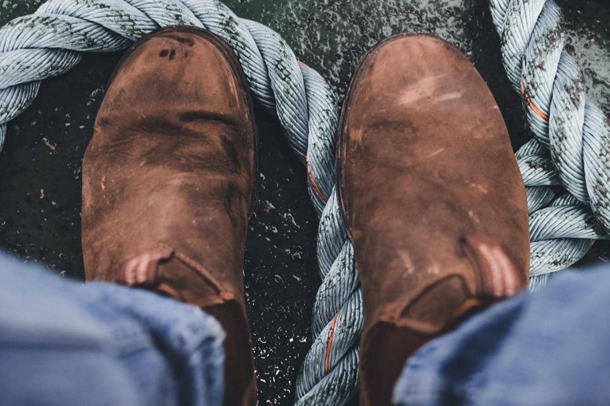 ilustrasi sepatu suede
