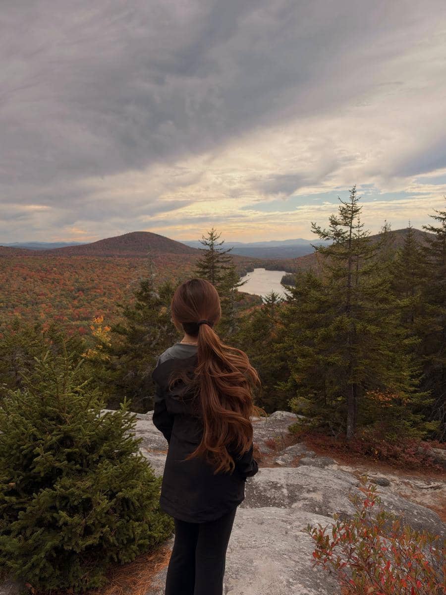 Agatha Chelsea hiking ke Gunung Owl 's Head saat musim gugur