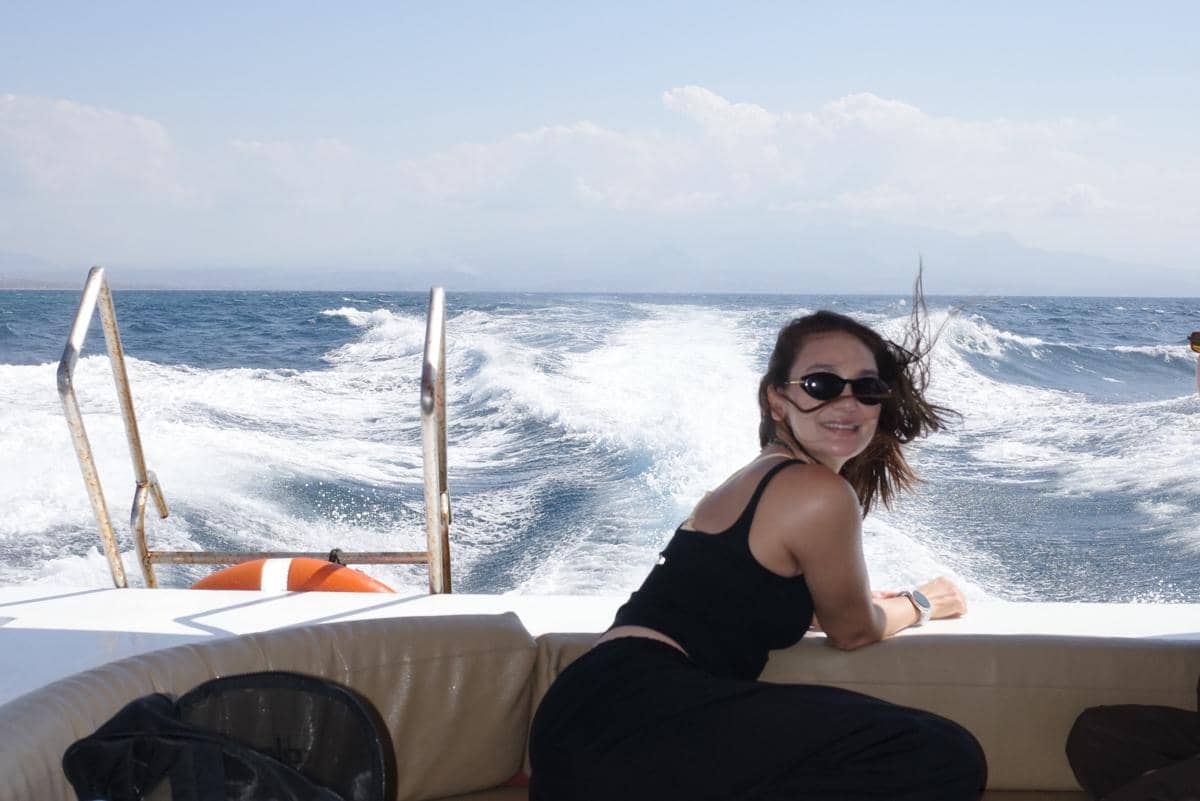 Luna Maya dan sahabat santai di atas speedboat menuju Pulau Sumbawa
