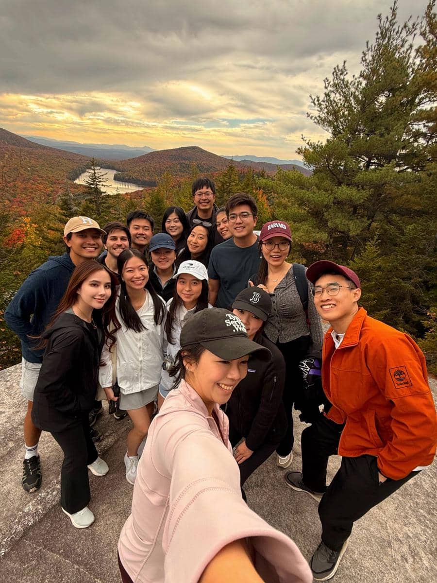 Agatha Chelsea hiking ke Gunung Owl 's Head saat musim gugur