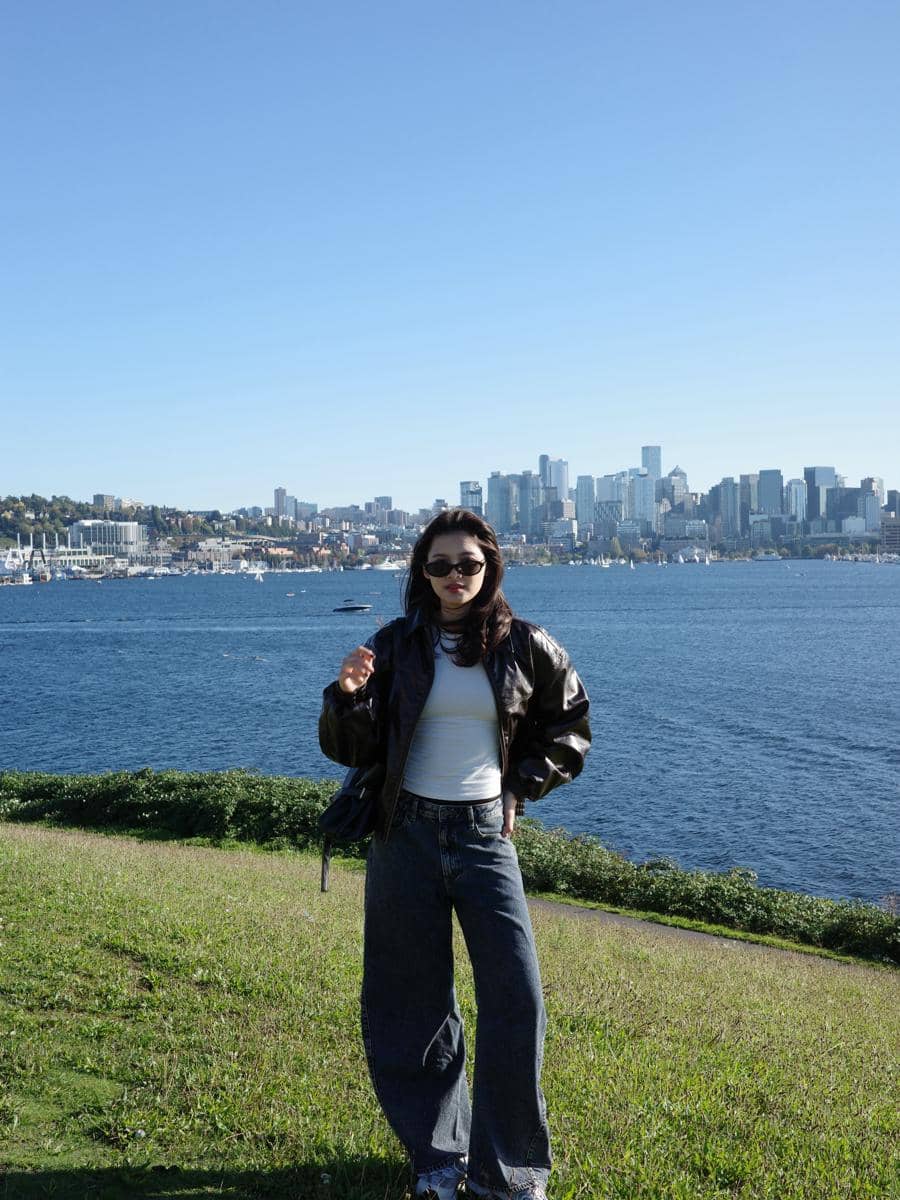 Callista Arum menikmati pemandangan Kota Seattle dari Gas Works Park