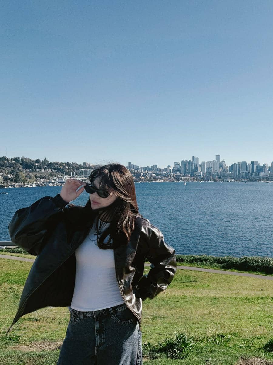 Callista Arum menikmati pemandangan Kota Seattle dari Gas Works Park