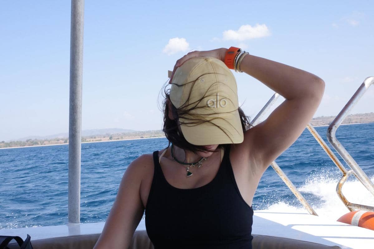 Luna Maya dan sahabat santai di atas speedboat menuju Pulau Sumbawa
