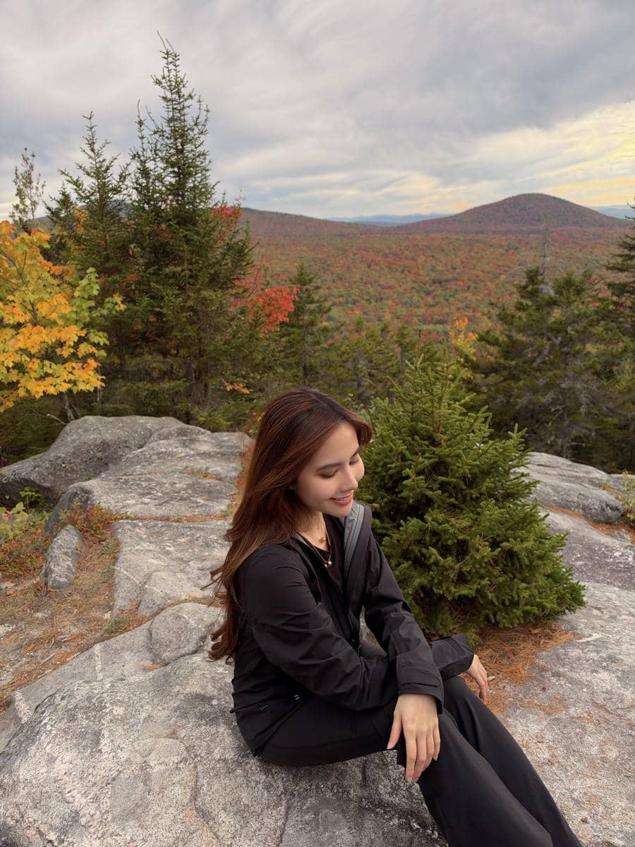 Agatha Chelsea hiking ke Gunung Owl 's Head saat musim gugur
