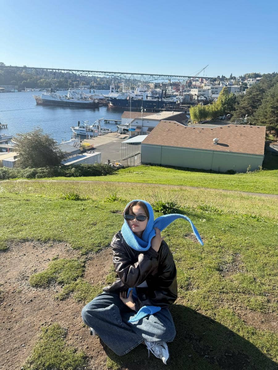 Callista Arum menikmati pemandangan Kota Seattle dari Gas Works Park